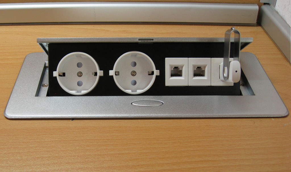 Разклонител за вграждане с LAN и USB порт